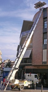 elevador de muebles, montamuebles, operando en Sant Joan Despí subiendo tresillos, electrodomésticos y muebles al piso de forma rápida y segura.